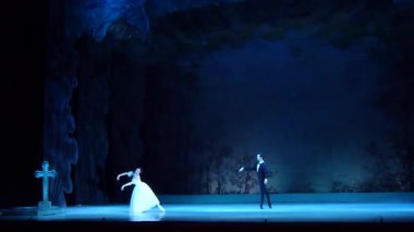 Dnipro, Ukrayna - 3 Kasım 2018: Klasik bale Giselle Adolphe Adam tarafından Dnipro Opera ve Bale Tiyatrosu üyeleri tarafından gerçekleştirilen.