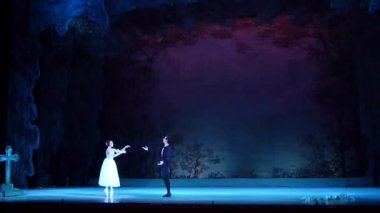 Dnipro, Ukrayna - 3 Kasım 2018: Klasik bale Giselle Adolphe Adam tarafından Dnipro Opera ve Bale Tiyatrosu üyeleri tarafından gerçekleştirilen.