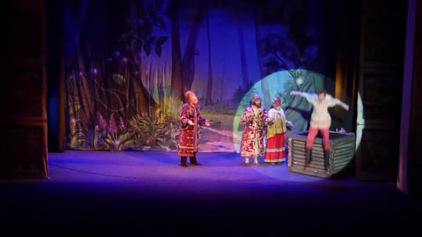 乌克兰第聂伯罗 2018年11月4日 由第聂伯亚邦戏剧和喜剧剧院成员表演的水下王国的米拉克斯 — 图库视频影像