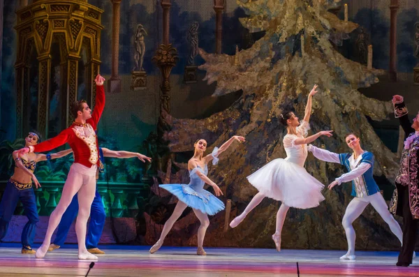 Dnipro, Ukrayna - 15 Şubat 2019: Dnipro Opera ve bale Tiyatrosu üyeleri tarafından gerçekleştirilen Fındıkkıran Balesi.