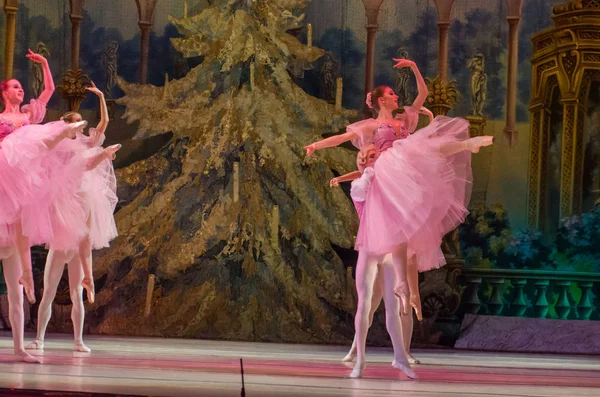 ドニプロ オペラ バレエ劇場のメンバーによって実行されるドニエプル ウクライナ 2019 くるみ割り人形バレエ — ストック写真