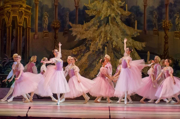 Dnipro, Ukrayna - 15 Şubat 2019: Dnipro Opera ve bale Tiyatrosu üyeleri tarafından gerçekleştirilen Fındıkkıran Balesi.