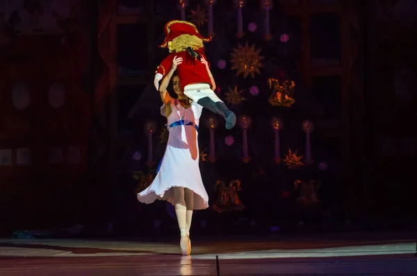 ドニプロ オペラ バレエ劇場のメンバーによって実行されるドニエプル ウクライナ 2019 くるみ割り人形バレエ — ストック写真