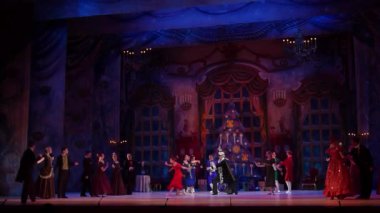 Dnipro, Ukrayna - 15 Şubat 2019: Dnipro Opera ve bale Tiyatrosu üyeleri tarafından gerçekleştirilen Fındıkkıran Balesi.