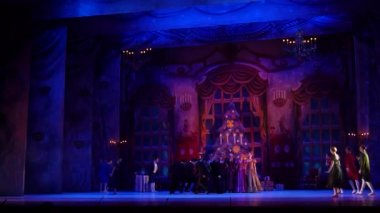 Dnipro, Ukrayna - 15 Şubat 2019: Dnipro Opera ve bale Tiyatrosu üyeleri tarafından gerçekleştirilen Fındıkkıran Balesi.
