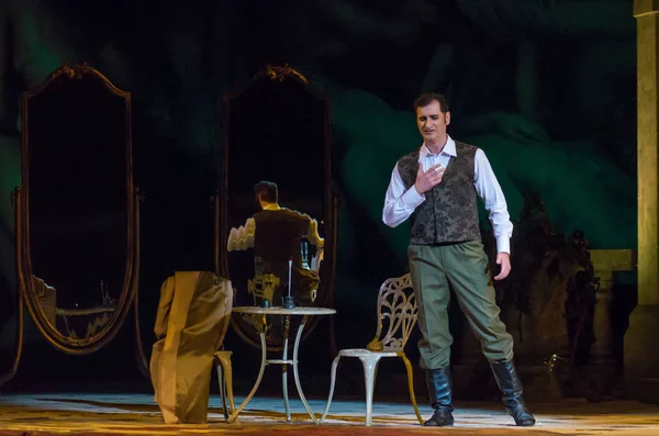 Dnipro, Ukrayna - 23 Şubat 2019: Giuseppe Verdi Dnipro Opera ve bale Tiyatrosu üyeleri tarafından gerçekleştirilen Traviata tarafından klasik Opera.