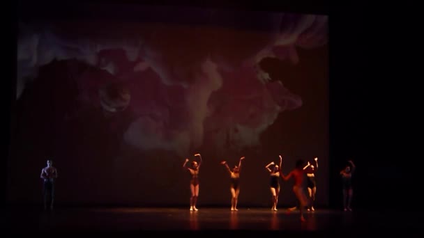 ドニプロ国立オペラ バレエ劇場 国立バレエ団のメンバーによって実行される夜のバレエのドニエプル ウクライナ 2018 — ストック動画