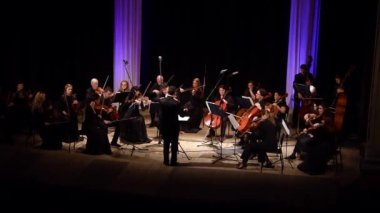 Dnipro, Ukrayna 4 Mart 2019: Dört mevsim Oda Orkestrası - Ana iletken Dmitry Logvin gerçekleştirmek konser Nino Rota devlet Dram Tiyatrosu'nda dizeler için.