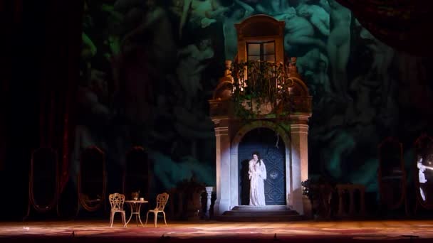 ドニエプル ウクライナ 2019 古典的なオペラでジュゼッペ ヴェルディ椿姫ドニプロ オペラ バレエ劇場のメンバーによって実行されます — ストック動画