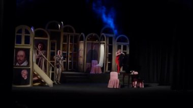 Dnipro, Ukrayna - 18 Nisan 2019: Komedi Noises Off Michael Frayn tarafından Dnipro Devlet Drama ve Komedi Tiyatrosu üyeleri tarafından gerçekleştirilen.