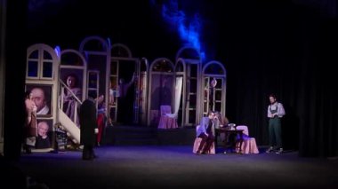 Dnipro, Ukrayna - 18 Nisan 2019: Komedi Noises Off Michael Frayn tarafından Dnipro Devlet Drama ve Komedi Tiyatrosu üyeleri tarafından gerçekleştirilen.