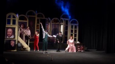 Dnipro, Ukrayna - 18 Nisan 2019: Komedi Noises Off Michael Frayn tarafından Dnipro Devlet Drama ve Komedi Tiyatrosu üyeleri tarafından gerçekleştirilen.