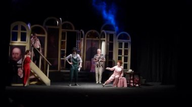 Dnipro, Ukrayna - 18 Nisan 2019: Komedi Noises Off Michael Frayn tarafından Dnipro Devlet Drama ve Komedi Tiyatrosu üyeleri tarafından gerçekleştirilen.