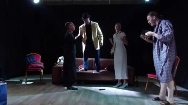 Dnipro, Ukrayna - 7 Temmuz 2019: Komedi Robert Thomas tarafından Gençlik Tiyatrosu Ayna üyeleri tarafından perfomed.