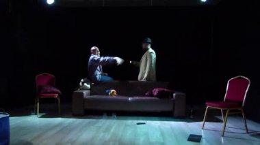 Dnipro, Ukrayna - 7 Temmuz 2019: Komedi Robert Thomas tarafından Gençlik Tiyatrosu Ayna üyeleri tarafından perfomed.