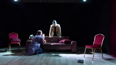 Dnipro, Ukrayna - 7 Temmuz 2019: Komedi Robert Thomas tarafından Gençlik Tiyatrosu Ayna üyeleri tarafından perfomed.