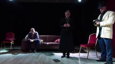 Dnipro, Ukrayna - 7 Temmuz 2019: Komedi Robert Thomas tarafından Gençlik Tiyatrosu Ayna üyeleri tarafından perfomed.