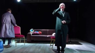 Dnipro, Ukrayna - 7 Temmuz 2019: Komedi Robert Thomas tarafından Gençlik Tiyatrosu Ayna üyeleri tarafından perfomed.