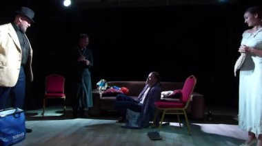 Dnipro, Ukrayna - 7 Temmuz 2019: Komedi Robert Thomas tarafından Gençlik Tiyatrosu Ayna üyeleri tarafından perfomed.