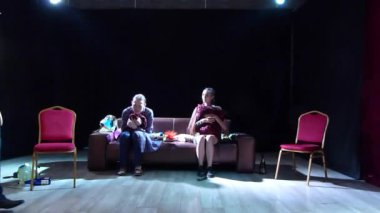 Dnipro, Ukrayna - 7 Temmuz 2019: Komedi Robert Thomas tarafından Gençlik Tiyatrosu Ayna üyeleri tarafından perfomed.