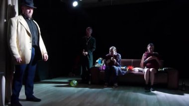 Dnipro, Ukrayna - 7 Temmuz 2019: Komedi Robert Thomas tarafından Gençlik Tiyatrosu Ayna üyeleri tarafından perfomed.