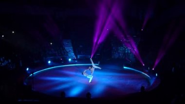 Dnipro, Ukrayna - 14 Aralık 2018: Güç akrobatları Bilaky Brothers Circus'ta sahne alıyor.