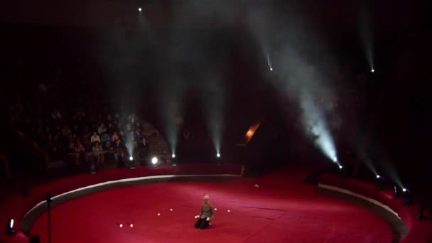 乌克兰德尼普罗 2018年12月14日 杂耍师德米特里 巴赫金在马戏团表演 — 图库视频影像