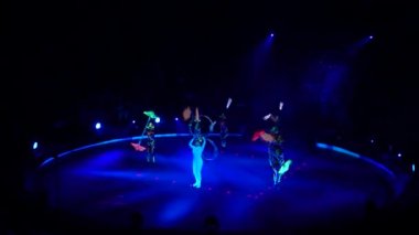 Dnipro, Ukrayna - 14 Aralık 2018: Melange-sanat stüdyosu üyeleri Circus'ta Neon gösterisi ni gerçekleştiriyor.