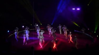 Dnipro, Ukrayna - 14 Aralık 2018: Caz-Bale Antares üyeleri Sirk'te sahne alıyor.