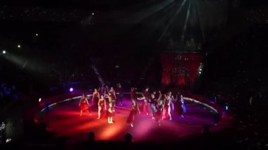 Dnipro, Ukrayna - 14 Aralık 2018: Caz-Bale Antares üyeleri Sirk'te sahne alıyor.