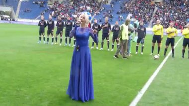 Dnipro, Ukrayna - 6 Ekim 2019: Şarkıcı Yulia Tsyupilo, Premier League Sc Dnipro-1 maçından önce Fc Shakhtar 'a karşı Ukrayna marşını seslendirdi..