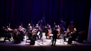 Dnipro, Ukrayna - 14 Ekim 2019: Four Seasons Chamber Orchestra - ana orkestra şefi Dmitry Logvin Peter Tchaikovsky 'nin Devlet Tiyatrosu' nda performansını sergiledi..