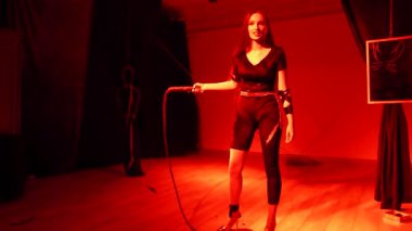 Dnipro, Ukrayna - 22 Eylül 2019: Polina Bulgarin Gençlik Tiyatrosu Aynasında Çöküş Masalları'nı perfomes.