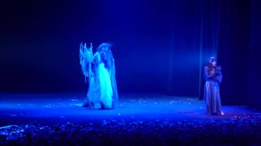 Dnipro, Ukrayna - 24 Ekim 2019: Devlet Tiyatrosu ve Komedi Tiyatrosu üyeleri tarafından seslendirilen orman şarkısı.