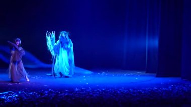 Dnipro, Ukrayna - 24 Ekim 2019: Devlet Tiyatrosu ve Komedi Tiyatrosu üyeleri tarafından seslendirilen orman şarkısı.