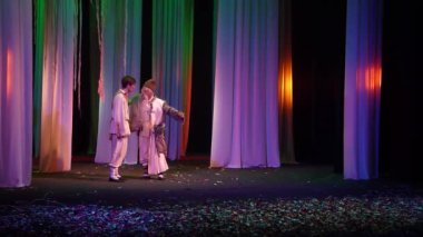 Dnipro, Ukrayna - 24 Ekim 2019: Devlet Tiyatrosu ve Komedi Tiyatrosu üyeleri tarafından seslendirilen orman şarkısı.