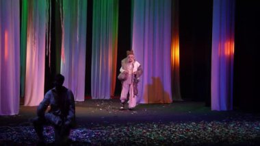 Dnipro, Ukrayna - 24 Ekim 2019: Devlet Tiyatrosu ve Komedi Tiyatrosu üyeleri tarafından seslendirilen orman şarkısı.