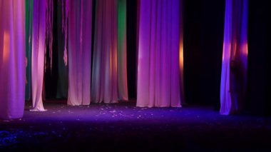 Dnipro, Ukrayna - 24 Ekim 2019: Devlet Tiyatrosu ve Komedi Tiyatrosu üyeleri tarafından seslendirilen orman şarkısı.