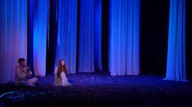 Dnipro, Ukrayna - 24 Ekim 2019: Devlet Tiyatrosu ve Komedi Tiyatrosu üyeleri tarafından seslendirilen orman şarkısı.