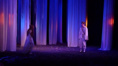 Dnipro, Ukrayna - 24 Ekim 2019: Devlet Tiyatrosu ve Komedi Tiyatrosu üyeleri tarafından seslendirilen orman şarkısı.