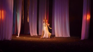 Dnipro, Ukrayna - 24 Ekim 2019: Devlet Tiyatrosu ve Komedi Tiyatrosu üyeleri tarafından seslendirilen orman şarkısı.