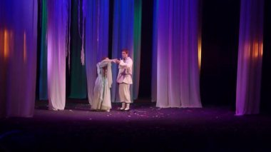 Dnipro, Ukrayna - 24 Ekim 2019: Devlet Tiyatrosu ve Komedi Tiyatrosu üyeleri tarafından seslendirilen orman şarkısı.