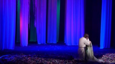 Dnipro, Ukrayna - 24 Ekim 2019: Devlet Tiyatrosu ve Komedi Tiyatrosu üyeleri tarafından seslendirilen orman şarkısı.