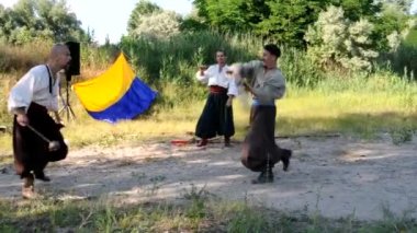 DNIPRO, UKRAINE - 27 Haziran 2020: Ljuti Kozaky üyeleri tarafından gerçekleştirilen Ukrayna halkının ulusal gelenekleri, gelenekleri ve törenleri.