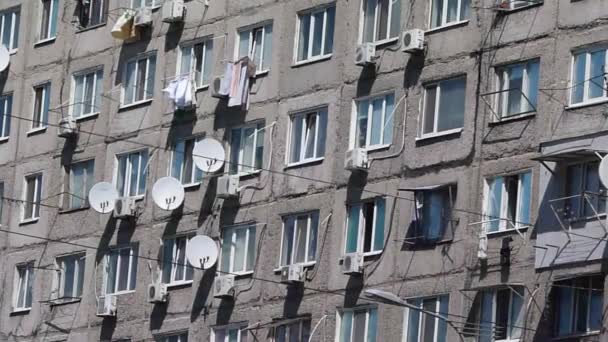 Fachada Del Albergue Donde Instalan Antenas Televisión Cuelga Ropa Cama — Vídeos de Stock