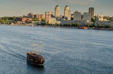 Merkezi köprüden Dnipro şehrine görüntü.