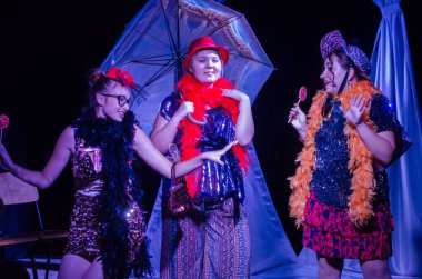 DNIPRO, UKRAINE - 26 JULE 2020: Friedrich Durrenmatt 'ın bayan ziyareti Gençlik Tiyatrosu Mirror üyeleri tarafından sahnelendi.