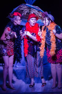 DNIPRO, UKRAINE - 26 JULE 2020: Friedrich Durrenmatt 'ın bayan ziyareti Gençlik Tiyatrosu Mirror üyeleri tarafından sahnelendi.