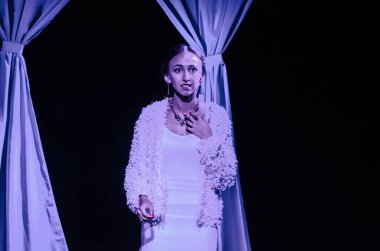 DNIPRO, UKRAINE - 26 JULE 2020: Friedrich Durrenmatt 'ın bayan ziyareti Gençlik Tiyatrosu Mirror üyeleri tarafından sahnelendi.