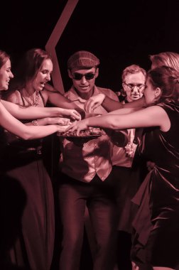 DNIPRO, UKRAINE - 26 JULE 2020: Friedrich Durrenmatt 'ın bayan ziyareti Gençlik Tiyatrosu Mirror üyeleri tarafından sahnelendi.